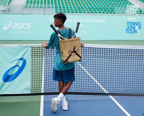 背背篓的网球少年,网球少年的励志蜕变之路